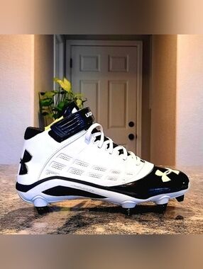 NWT MEN'S UNDER ARMOR FOOTBALL CLEATS SIZE 9.5